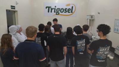 Estudantes de Guaraniaçu visitam Moinho Coprossel e conhecem processo de industrialização do trigo